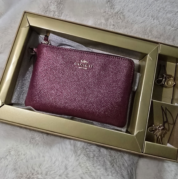 NIB Coach Wristlet w 2 charms - Picture 2 of 7